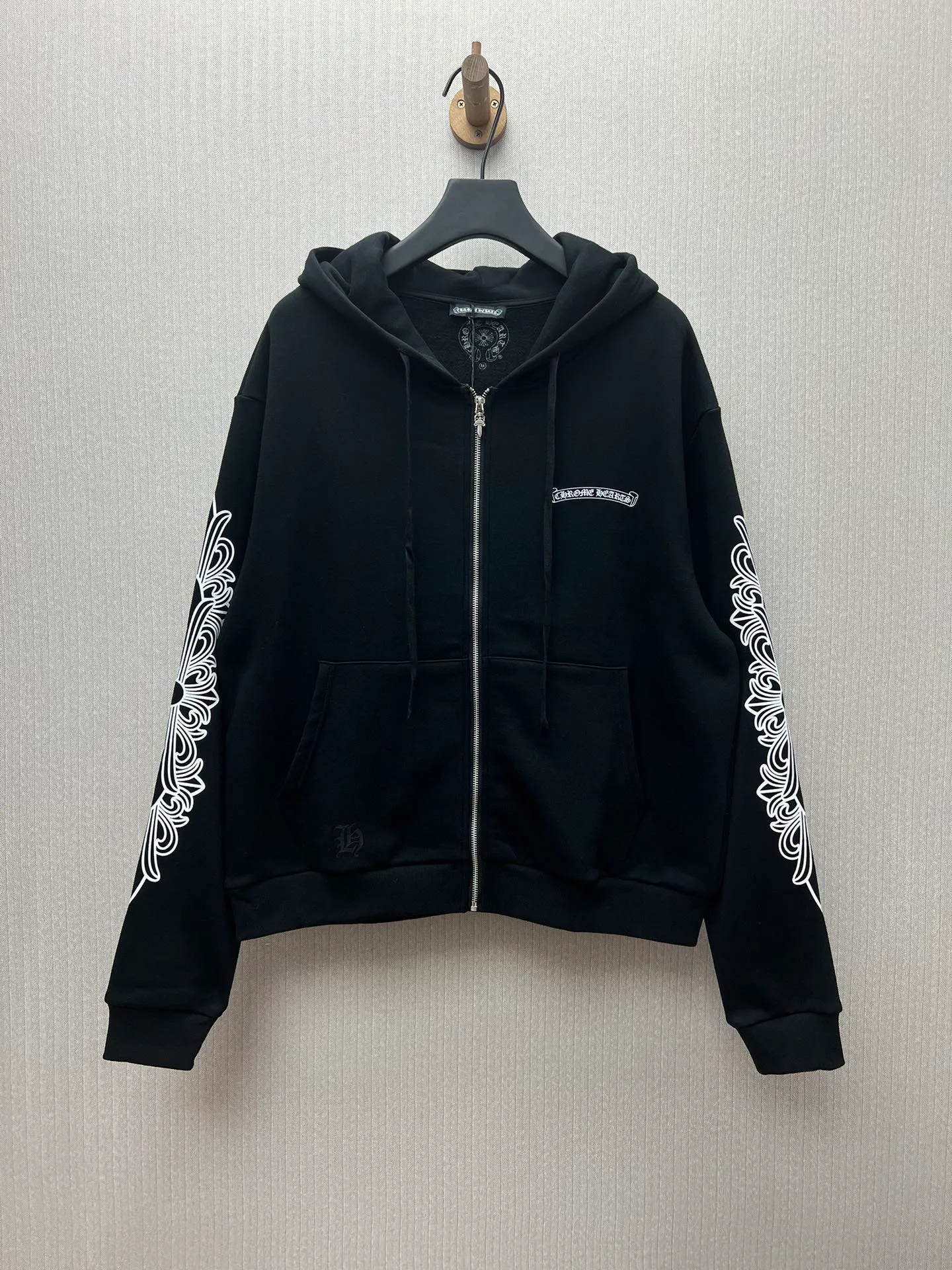 P450 Chrome Hearts 25ss new scroll zipper guard, the chest and back are classic scrolls, and the chromehearts on both sides of the arms are very classic in Sanskrit. Size: S.M.L.XL.